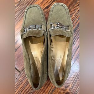 Cole Haan Women’s Green Suede Loafers With Chain Sz 9